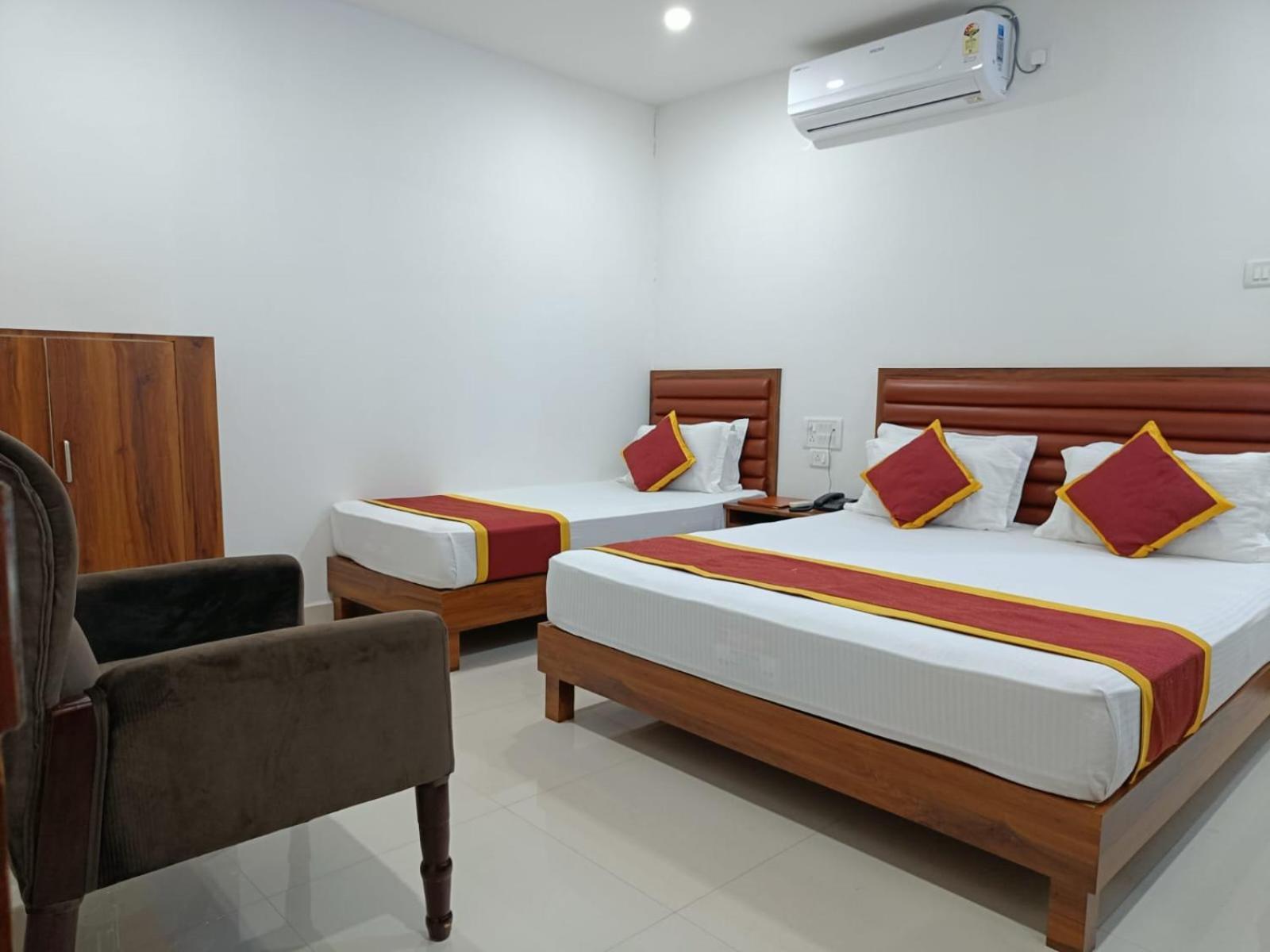 Hotel Executive Inn Hailakandi Buitenkant foto