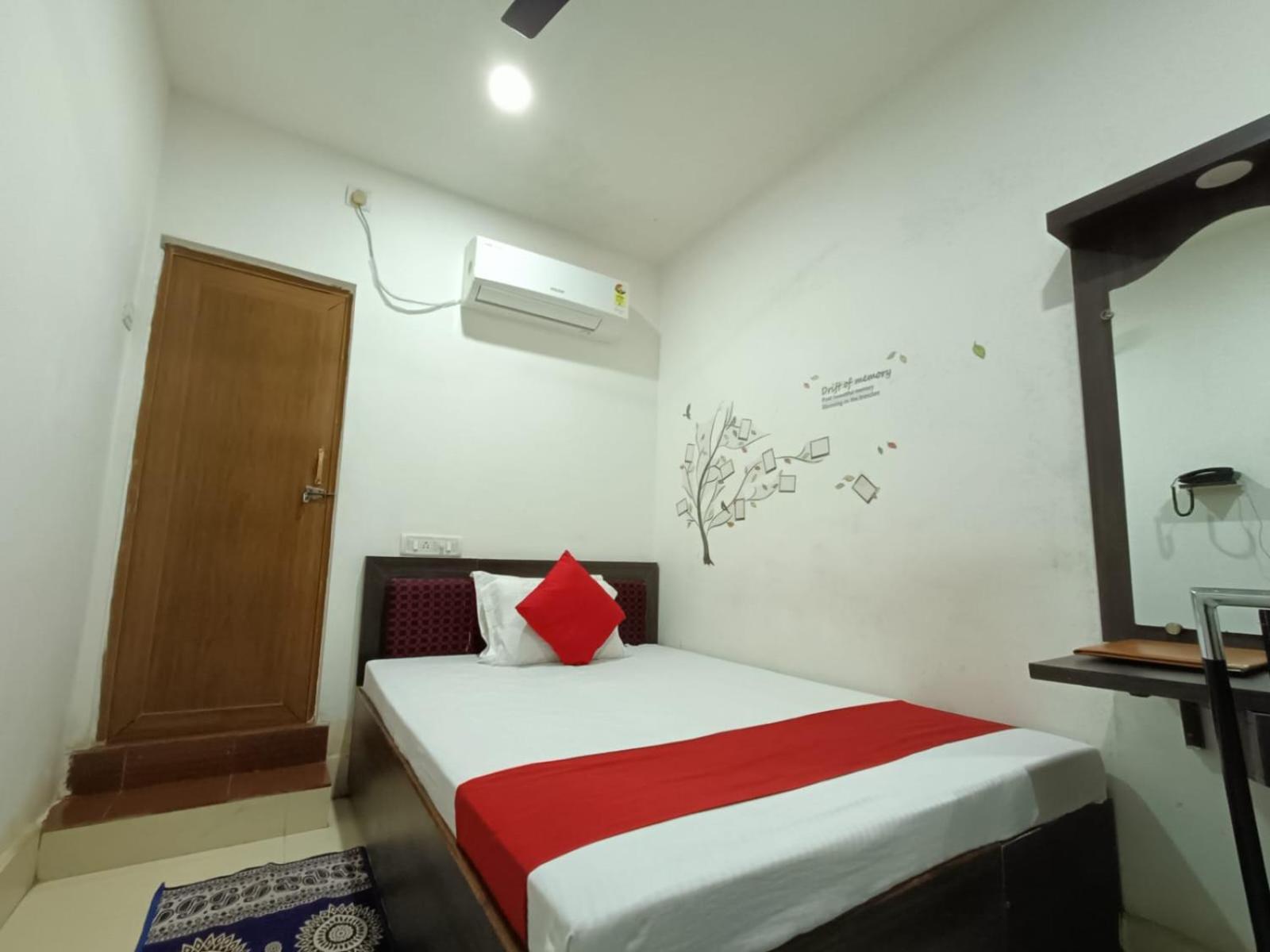 Hotel Executive Inn Hailakandi Buitenkant foto