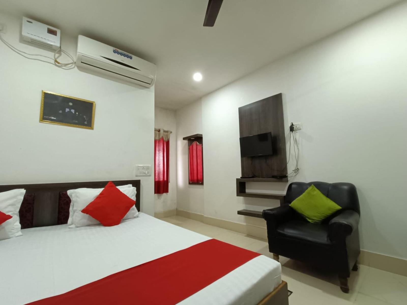 Hotel Executive Inn Hailakandi Buitenkant foto